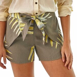Patagonia Women's tropical print short for vacation resortwear dressy Sz large.